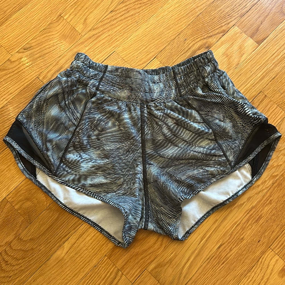 Lululemon size 2 hottie, hot shorts marble black green